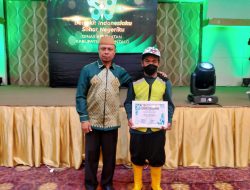 Puncak HKN, Dikes Kabupaten Gorontalo Berikan Penghargaan Kepada Pengangkut Sampah