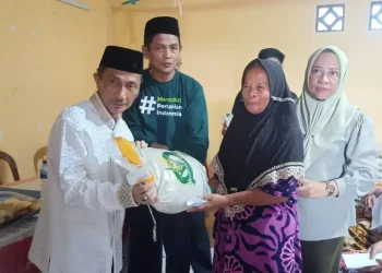 Bupati Gorontalo Menyalurkan Bantuan Beras Cadangan Pangan Pemerintah