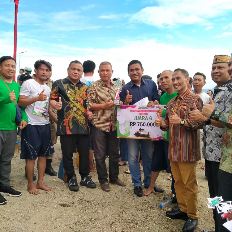 Foto Bupati Gorontalo Nelson Pomalingo bersama Peserta dan Tim Oficial dari Tabongo.