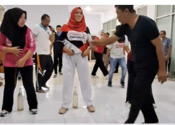 Pegawai Dinas Perkim Kabupaten Gorontalo Antusias Mengikuti Lomba Memasukan Paku Ke Dalam Botol Pada Semarak HUT RI Ke 78