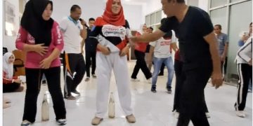 Pegawai Dinas Perkim Kabupaten Gorontalo Antusias Mengikuti Lomba Memasukan Paku Ke Dalam Botol Pada Semarak HUT RI Ke 78