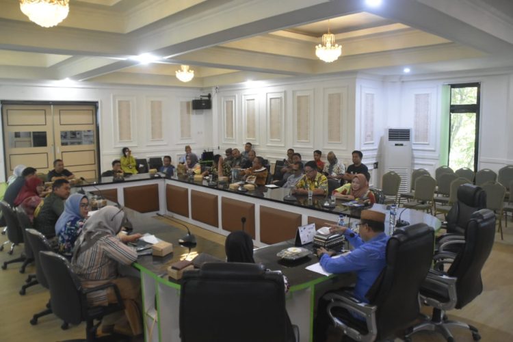 Sekretaris Daerah Kabupaten Gorontalo, Roni Sampir Pimpin Rapat Evaluasi PAD di Lingkungan Pemerintah Kabupaten Gorontalo.