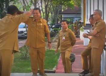 Haris Tome Beri Hormat Kepada Mantan Asisten  Sebelum Upacara Peringatan Sumpah Pemuda