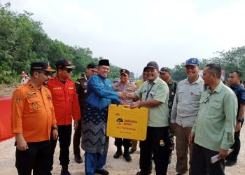 Bupati Siak Terima 10 Set Alat Pemadam Karhutla dari PT Arara Abadi – APP Sinar Mas