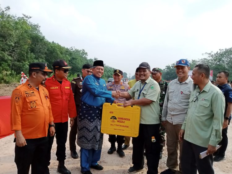Penandatanganan penerimaan 10 set alat pemadam kebakaran hutan dan lahan dari PT Arara Abadi salah satu unit usaha dari APP, Senin (02/10/2023).