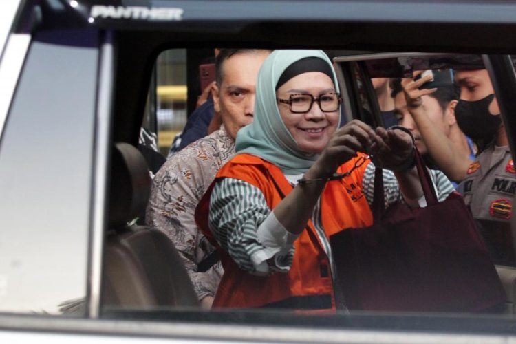 Caption: Dirut PT Pertamina Keren Agustiawan saat menggunakan baju orange di KPK-RI
