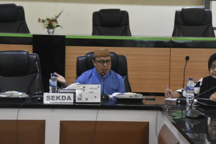 Sekretaris Daerah Kabupaten Gorontalo, Roni Sampir, Pada Saat Memimpin Rapat di Ruang Madani, (Foto Istimewa).