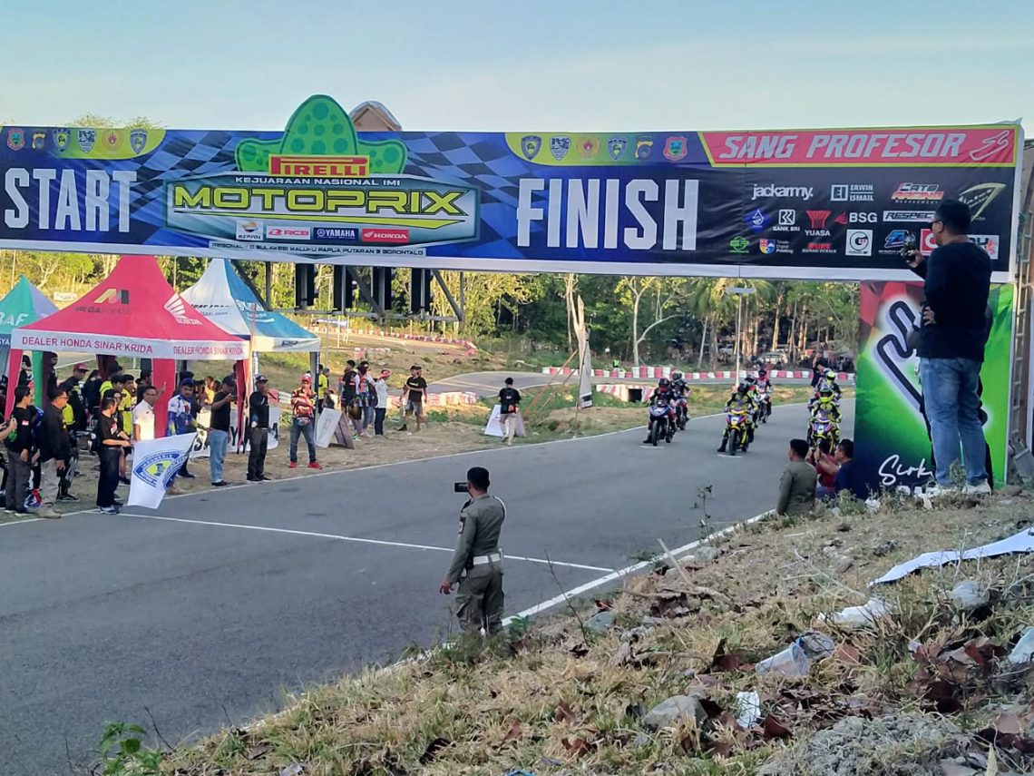 Bupati Gorontalo Nelson Pomalingo Tengah Melepas Star Para Pembalap Kejurnas IMI Motoprix di Sirkuit Sang Profesor.