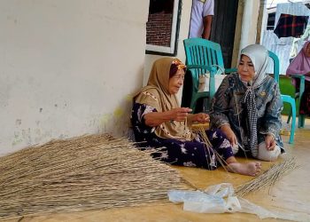 Titi Nur Apresiasi Lansia Produktif di Desa Teratai