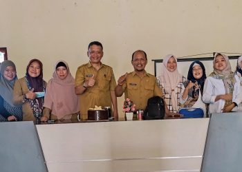 Ultah Yang Ke-50 Tahun, Kadis DLH Bolmut Dikasih Kejutan Oleh Staf