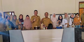 Ultah Yang Ke-50 Tahun, Kadis DLH Bolmut Dikasih Kejutan Oleh Staf