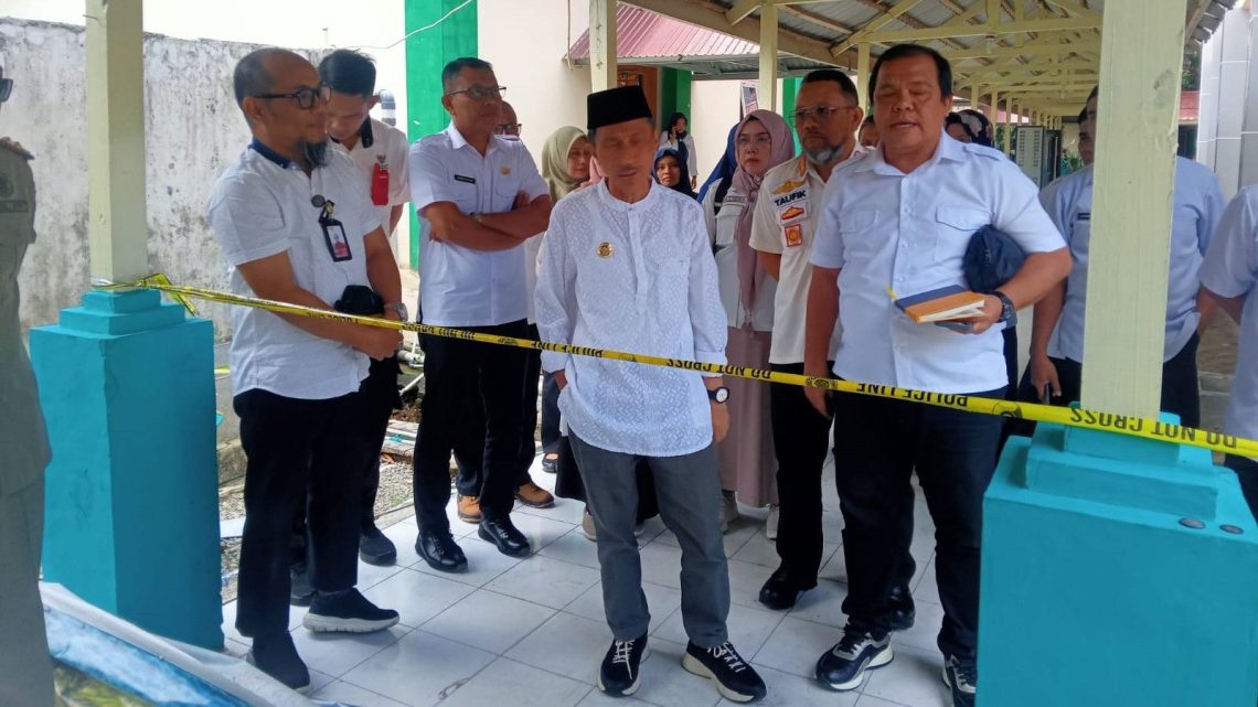 Bupati Gorontalo Neslon Pomalingo meninjau lokasi Kebakaran di RSUD MM Dunda Limboto, (Foto Istimewa).