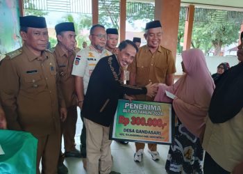 Bupati Gorontalo Salurkan BLT Dana Desa Gandasari