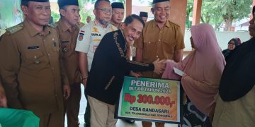 Bupati Gorontalo Salurkan BLT Dana Desa Gandasari