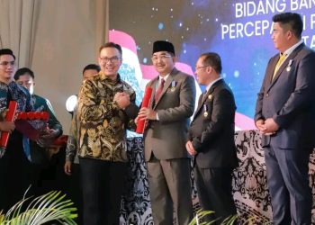 Bupati dan Ketua TP PKK Tanjab Barat Terima Penghargaan Paling Bergensi di Bidang Bangga Kencana