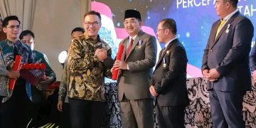 Bupati dan Ketua TP PKK Tanjab Barat Terima Penghargaan Paling Bergensi di Bidang Bangga Kencana