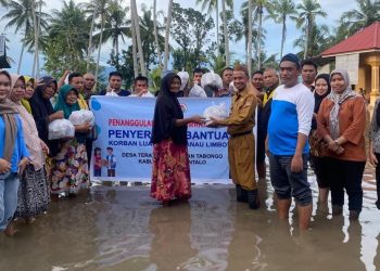 Bantuan  Sembako  bagi  Korban Luapan  Danau Limboto Untuk Dua Dusun Dari Pemdes Teratai Disalurkan Oleh Camat Tabongo 
