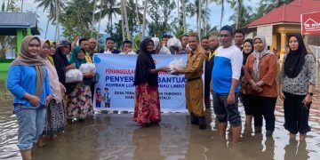 Bantuan  Sembako  bagi  Korban Luapan  Danau Limboto Untuk Dua Dusun Dari Pemdes Teratai Disalurkan Oleh Camat Tabongo 