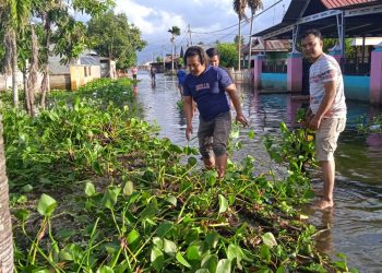 PJS Kabupaten Gorontalo dan Polri Bersihkan Sampah Paska Bencana Banjir Luapan Air Danau Limboto