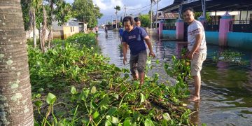 PJS Kabupaten Gorontalo dan Polri Bersihkan Sampah Paska Bencana Banjir Luapan Air Danau Limboto