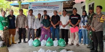 Pasca Bencana Luapan Air Danau Limboto di Desa Teratai, Korban Terima Bantuan Bahan Makanan