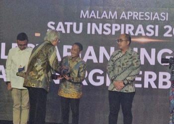 Nelson Pomalingo Terima Penghargaan Sebagai Tokoh Inspiratif 2024
