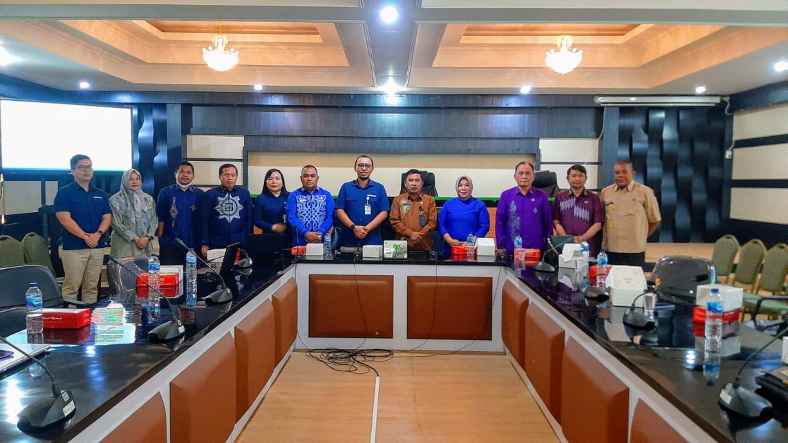 Foto PJ. sekda Kabupaten Gorontalo Bersama seluruh Peserta Rapat Implementsi Strategi Pencapain UHC di Kabupaten Gorontalo, (Foto Istimewa).