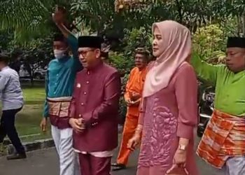 Pjs. Bupati Gorontalo Syukri Botutihe Mengikuti Prosesi Adat Mopotilolo