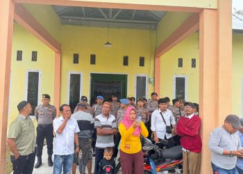 Polres dan Polsek Tibawa Lakukan PAM Unras Warga di Kantor Desa Buhu