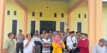 Polres dan Polsek Tibawa Lakukan PAM Unras Warga di Kantor Desa Buhu