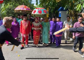 Bupati Sofyan Puhi Menjalani Prosesi Adat Moloopu