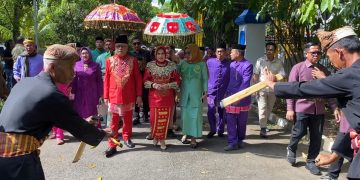 Bupati Sofyan Puhi Menjalani Prosesi Adat Moloopu