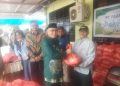 Bekerja Sama dengan PT. Pabrik Gula Gorontalo, Bupati Sofyan Puhi Salurkan 150 Paket Sembako di Kecamatan Tolangohula