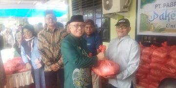 Bekerja Sama dengan PT. Pabrik Gula Gorontalo, Bupati Sofyan Puhi Salurkan 150 Paket Sembako di Kecamatan Tolangohula