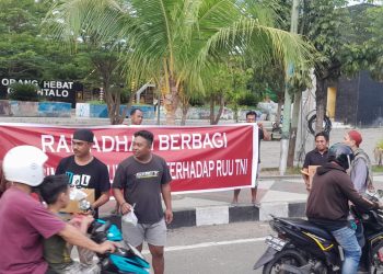 Aksi Dukungan Pengesahan RUU TNI, Komunitas Pakaya Tower Limboto Bagi-bagi Takjil