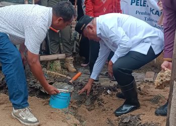 Mengatasi Masalah Stunting di Kabgor, Wabup Tonny Junus Secara Simbolis Letakan Batu Pertama Pembangunan Jamban