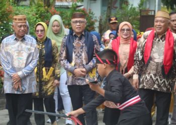 Tarian Longgo Siswa SDN 4 Tabongo Dipercaya Menyambut Kehadiran Bupati dan Wakil Bupati Gorontalo Di Acara Puncak Peringatan Hardiknas Tahun 2025