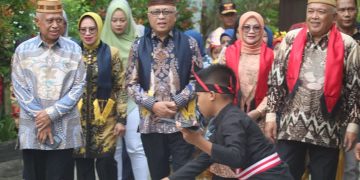 Tarian Longgo Siswa SDN 4 Tabongo Dipercaya Menyambut Kehadiran Bupati dan Wakil Bupati Gorontalo Di Acara Puncak Peringatan Hardiknas Tahun 2025