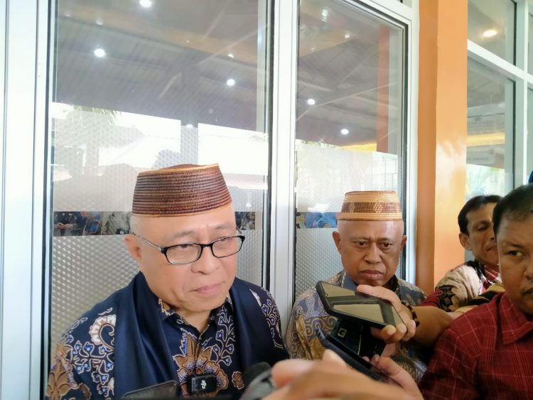 Plt. Kepaa Dinas Pendidikan dan Kebudayaan Kabupaten Gorontalo Yasin bersama Bupati Gorontalo Sofyan Puhi, (Foto Istimewa)