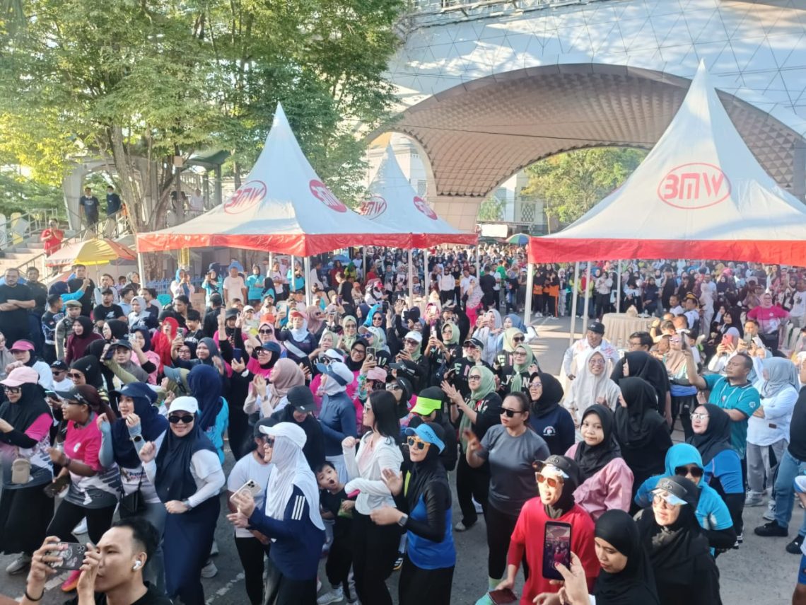 Sejumlah warga beraktifitas saat Car Free Day di Kabupaten Gorontalo, Gorontalo Minggu (11/05/2025). Pemerintah Kabupaten (Pemkab) menggelar Car Free Day (CFD) perdana di seputaran Menara Limboto dan Taman Budaya dengan rute dari perempatan Depan Kantor BRI Cabang Limboto hingga lapangan Sport Center Limboto. Adanya CFD diharapkan dapat mengurangi polusi udara dan menumbuhkan semangat berolahraga serta meningkatkan perekonomian masyarakat. (SaLu).