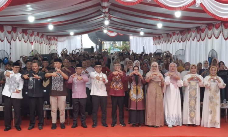 Bupati Gorontalo Sofyan Puhi Tengah Menutup Festival Pesona UMKM