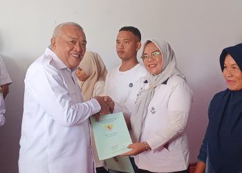 Wabup Tonny Junus Serahkan Sertifikat PTSL di Desa Huidu