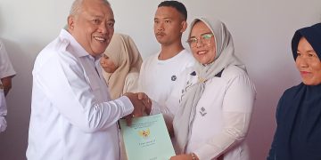 Wabup Tonny Junus Serahkan Sertifikat PTSL di Desa Huidu