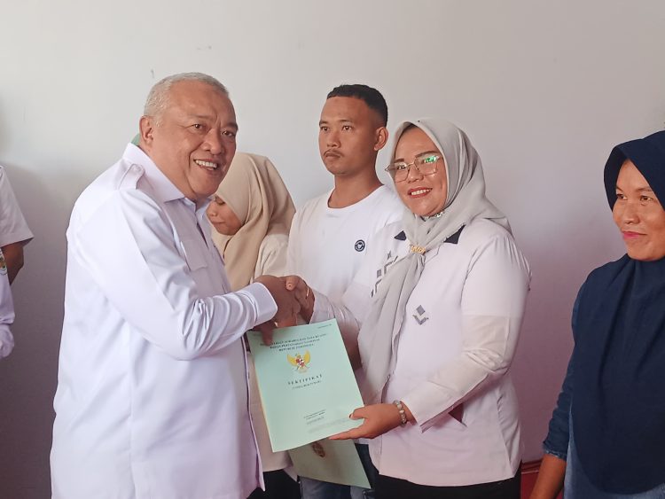 Wakil Bupati Gorontalo Tonny Junus Serahkan Sertifikat PTSL kepada warga masyarakat Desa Huidu Kecamatan Limboto Barat.