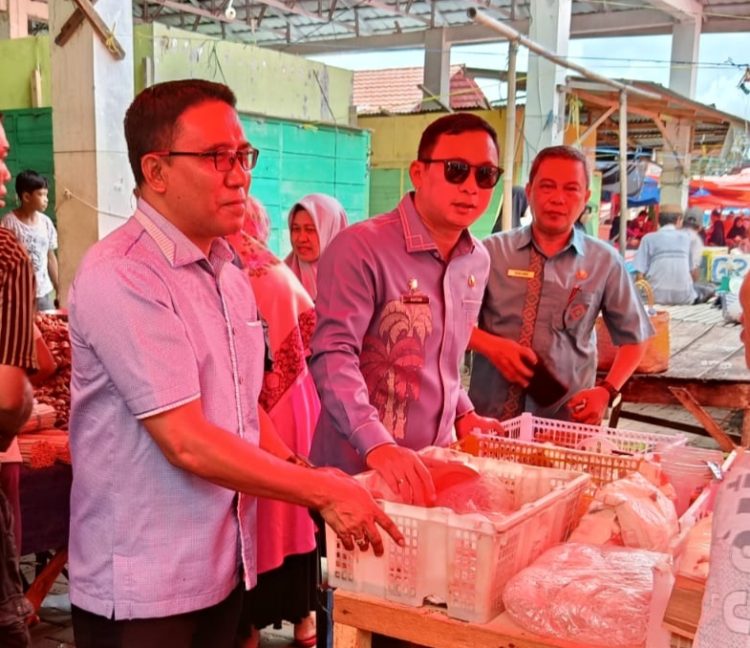 Kepala Dinas Perindustrian dan Perdagangan Kabupaten Gorontalo Didampingi Kepala Bidang Perdagangan Rahmanto Lahili, (Foto Istimewa).