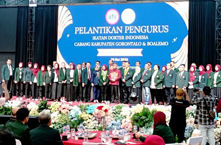 Bupati Gorontalo Sofyan Puhi Tengah Menghadiri Pelantikan Pengurus Ikatan Dokter Indonesia Kabupaten Gorontalo.