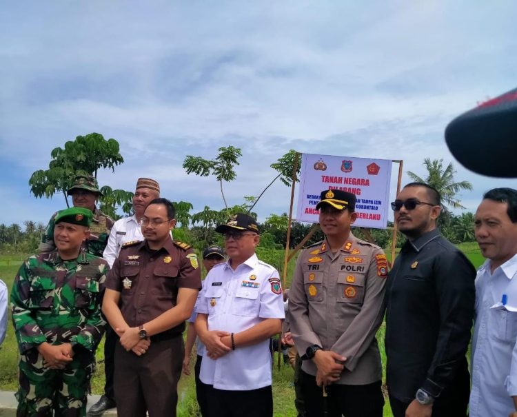 Foto Bupati Gorontalo Sofyan Puhi bersama unsur Forkopimda Kabupaten Gorontalo.