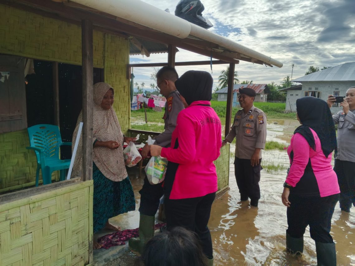 Kapolsek Bongomeme Ipda Adhiyatma Rizky Arwanto, S.Tr.K Menyalurkan Paket Sembako di Desa Duwanga Kecamatan Dungaliyo (Foto Istimewa).