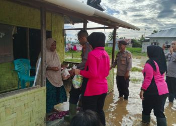 Giat Sosial HUT Bhayangkara Ke-79, Polsek Bongomeme Salurkan Bantuan 200 Paket Sembako Untuk Korban Banjir