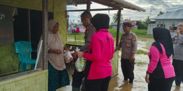 Giat Sosial HUT Bhayangkara Ke-79, Polsek Bongomeme Salurkan Bantuan 200 Paket Sembako Untuk Korban Banjir